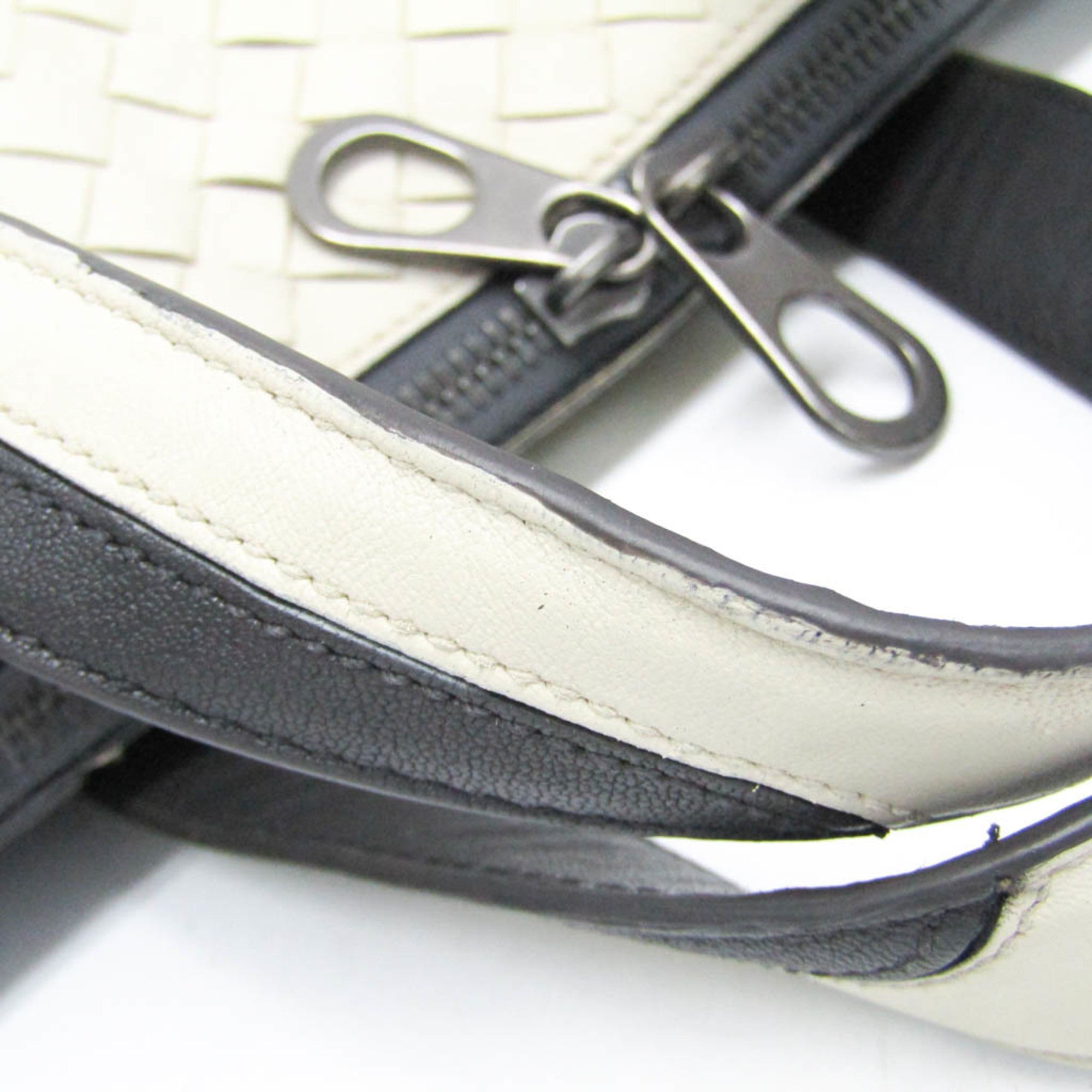 Bottega Veneta Intrecciato · Leather