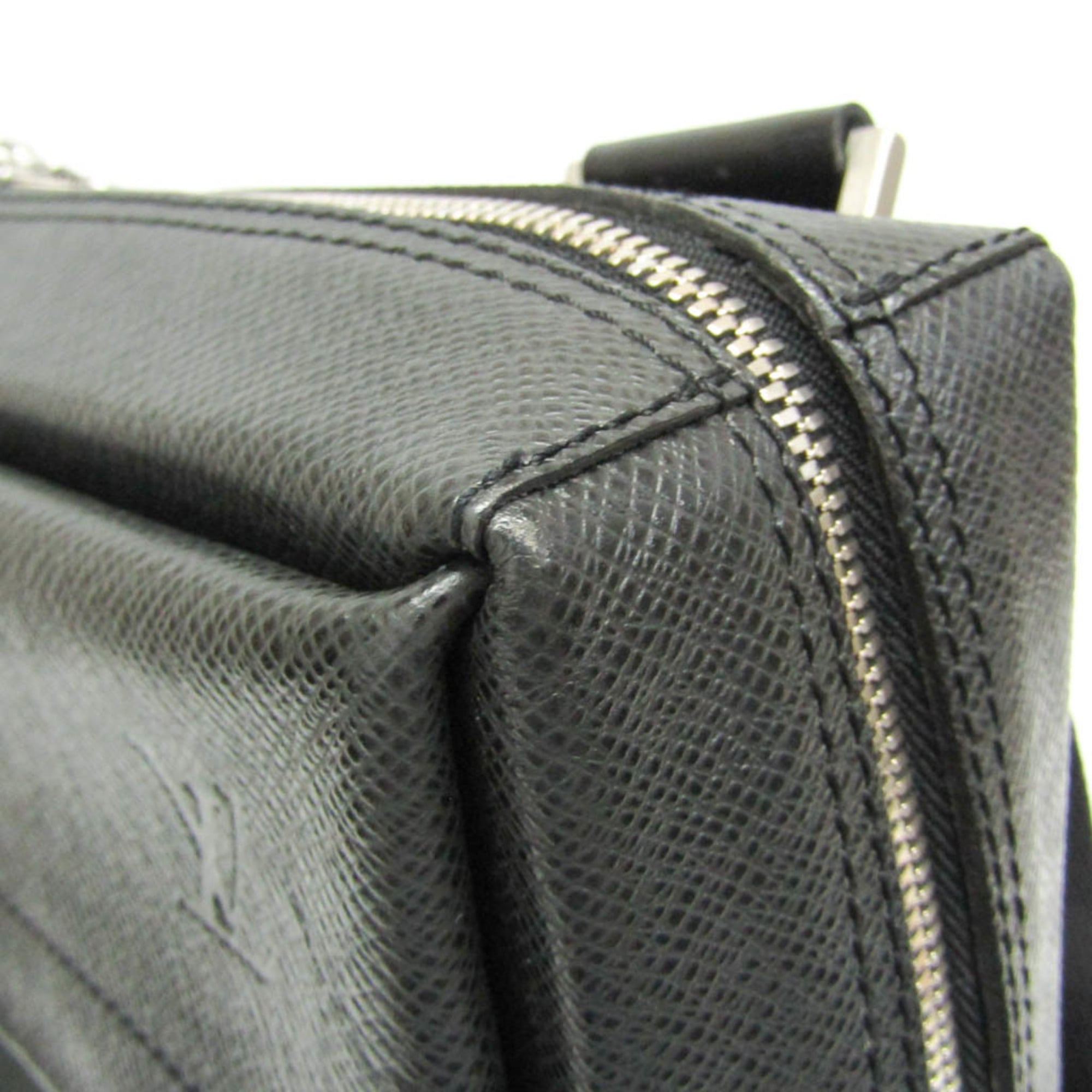 Louis Vuitton Taiga Beluga · Shoulder Bag