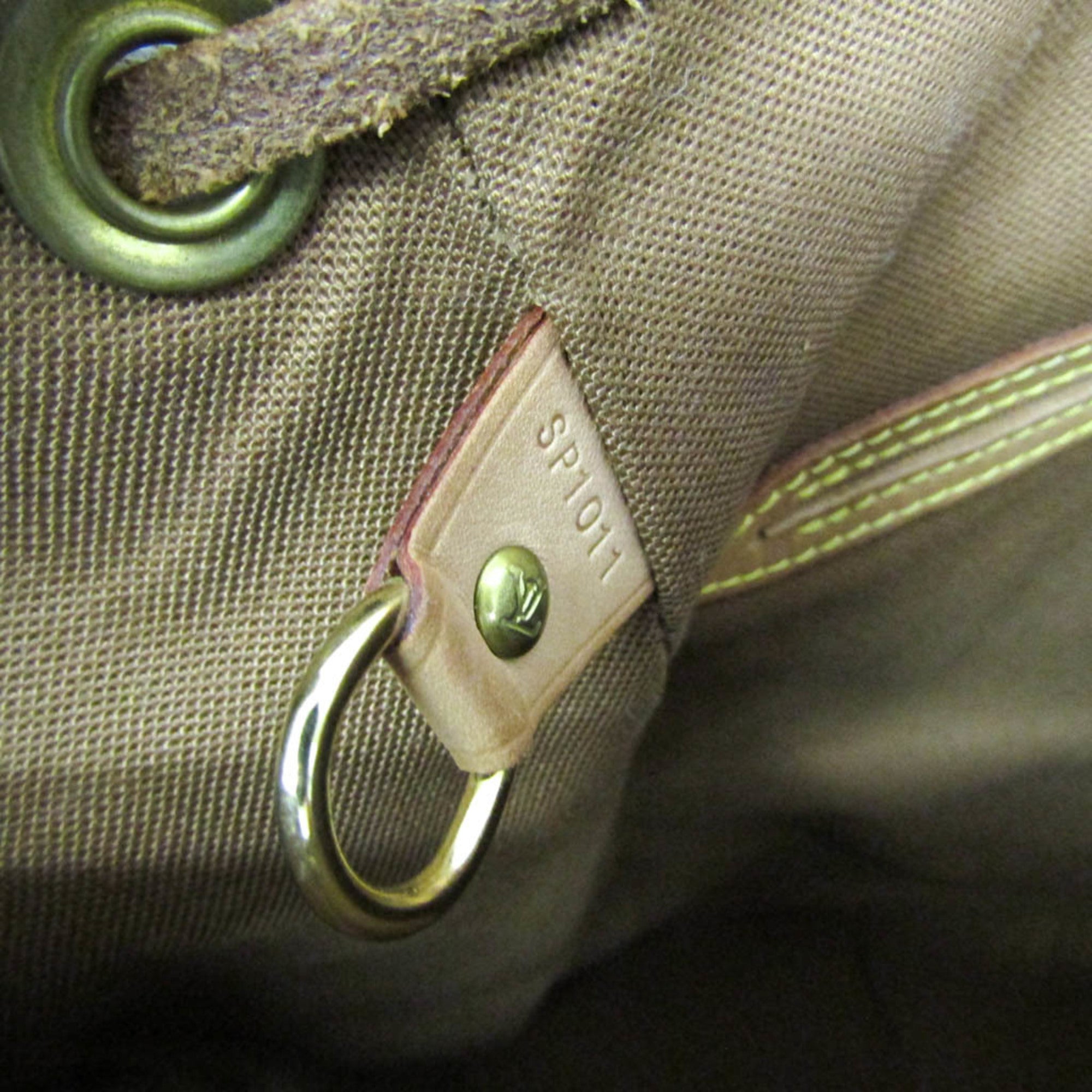 Louis Vuitton Montsouris MM · Monogram