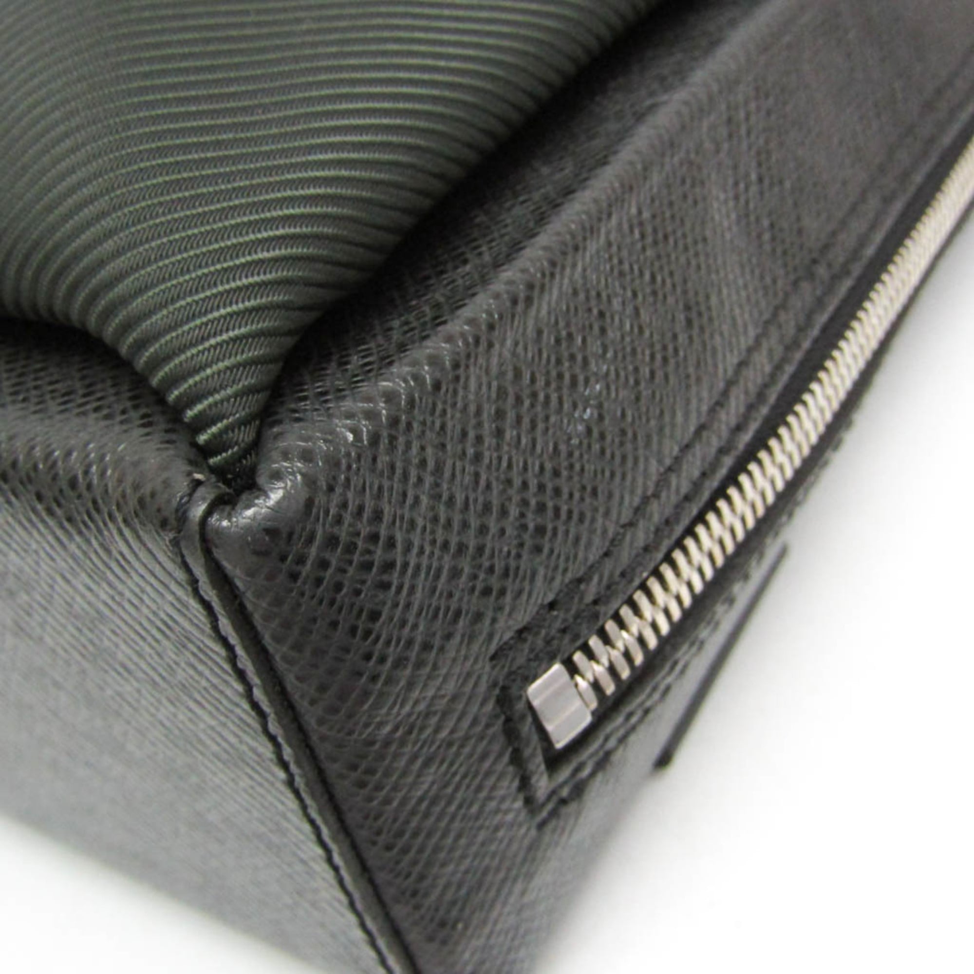 Louis Vuitton Taiga Beluga · Shoulder Bag