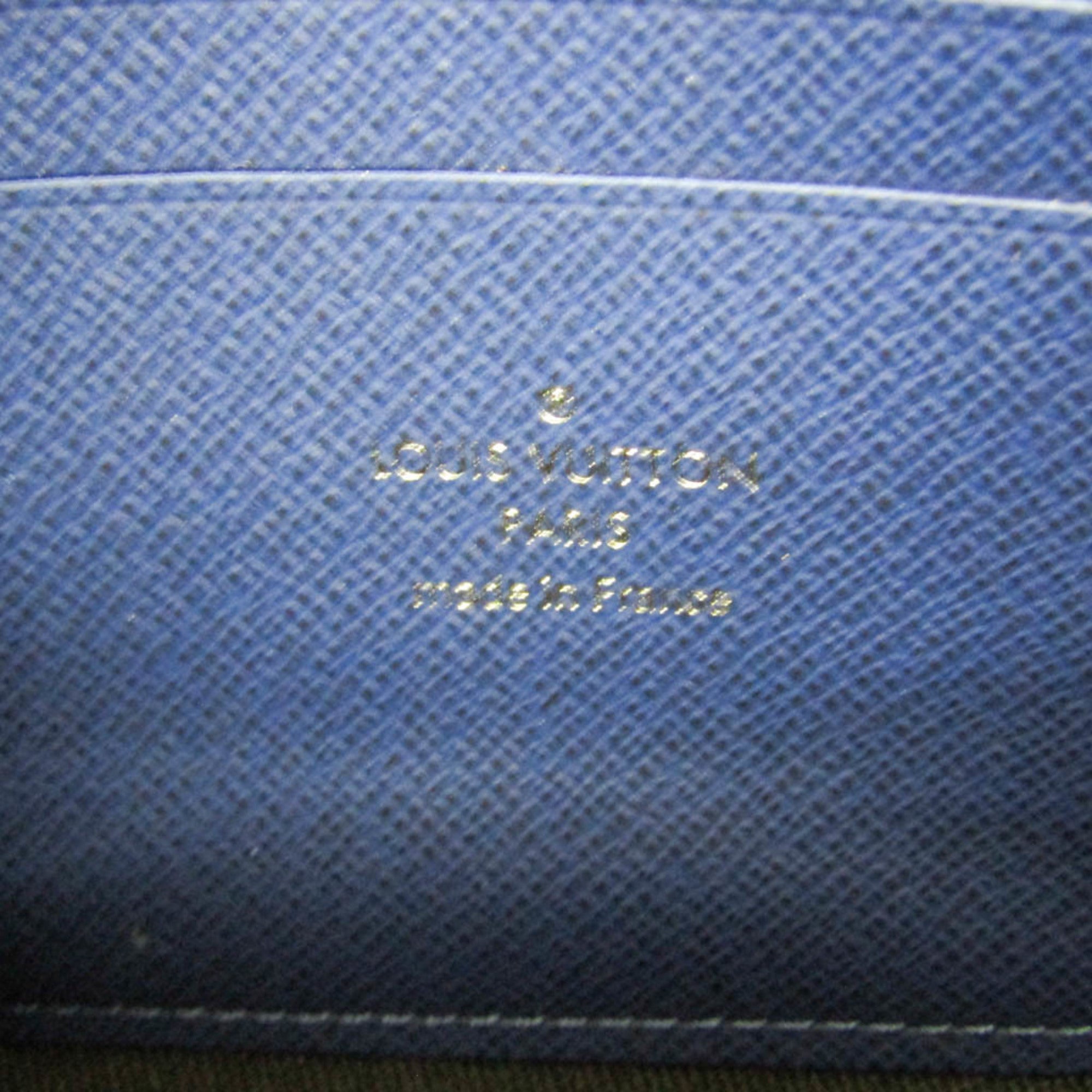 Louis Vuitton Taiga · Pochette Discovery PM