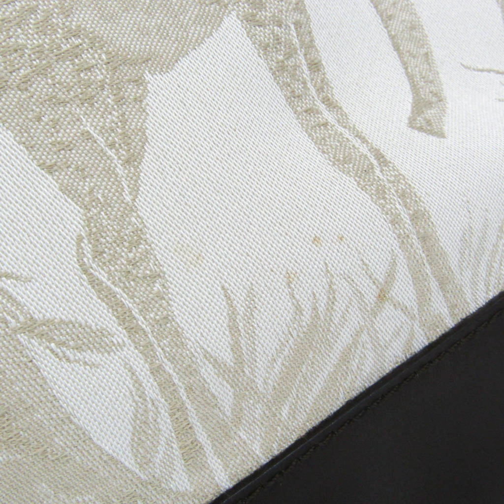 Hunting World Safari Embroidery · Canvas
