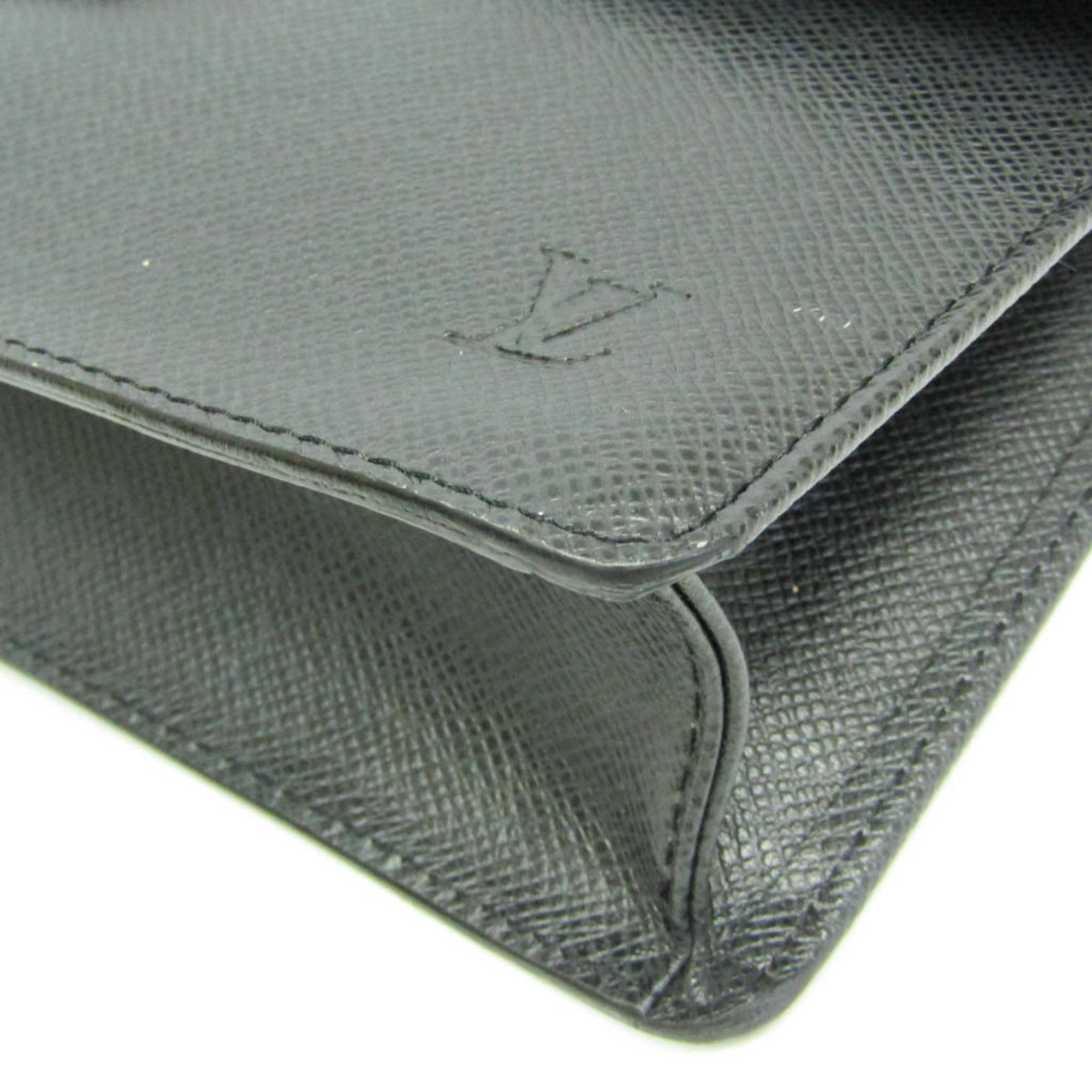 Louis Vuitton Taiga Selenga · Clutch
