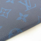 Louis Vuitton Taiga · Pochette Discovery PM