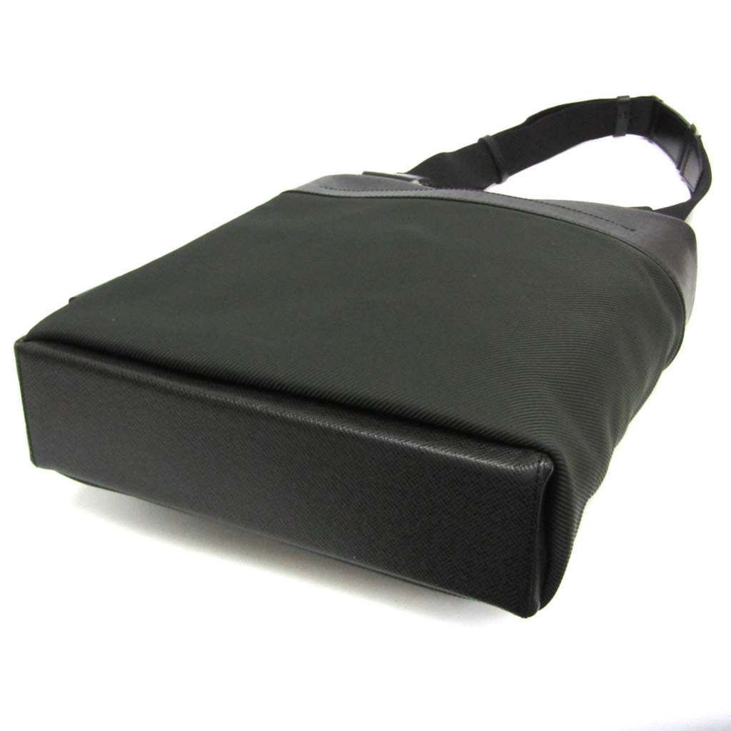 Louis Vuitton Taiga Beluga · Shoulder Bag