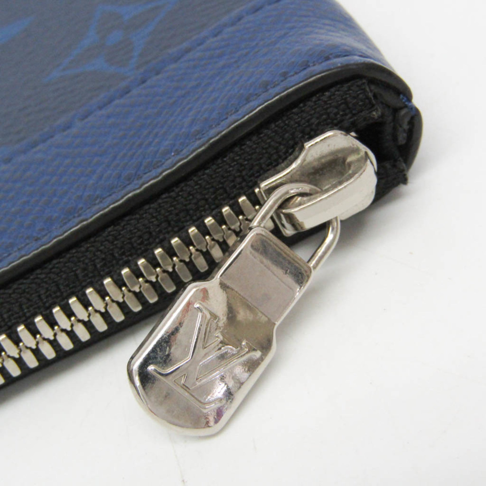 Louis Vuitton Taiga · Pochette Discovery PM