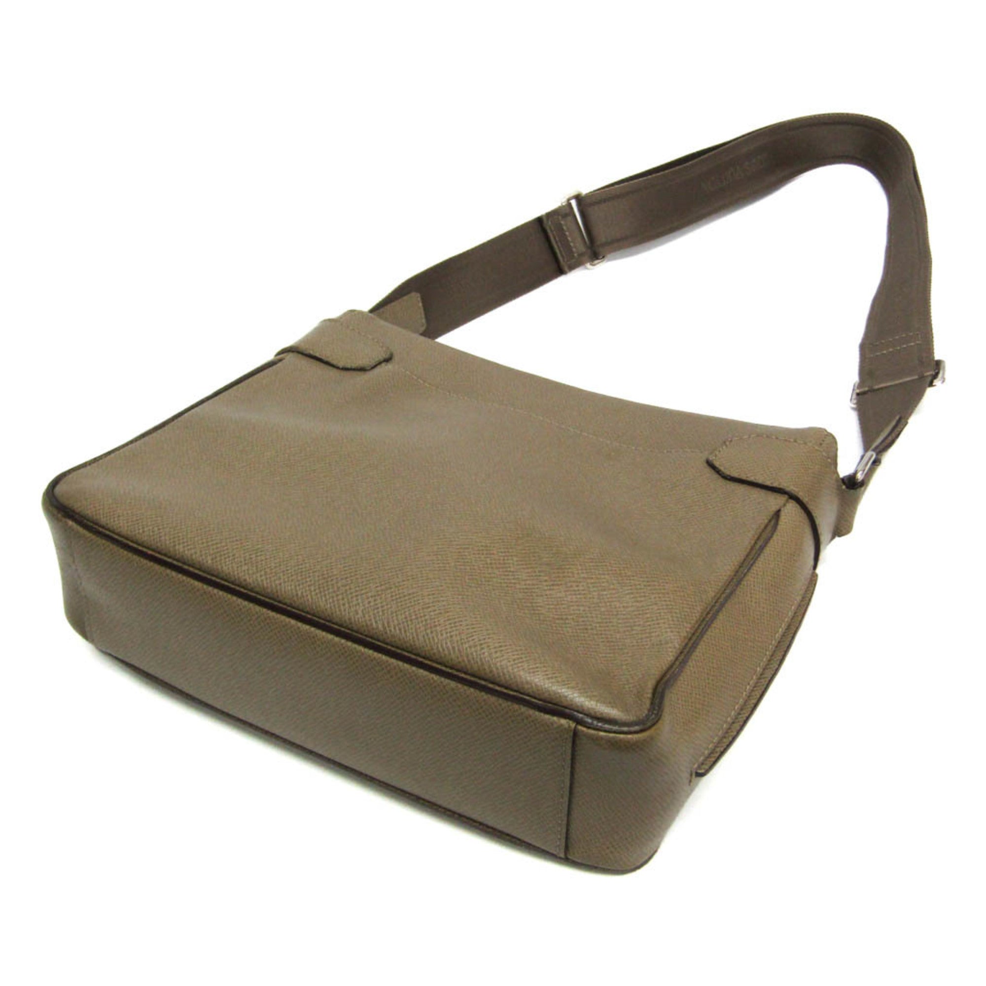 Louis Vuitton Taiga Roman PM · Shoulder Bag