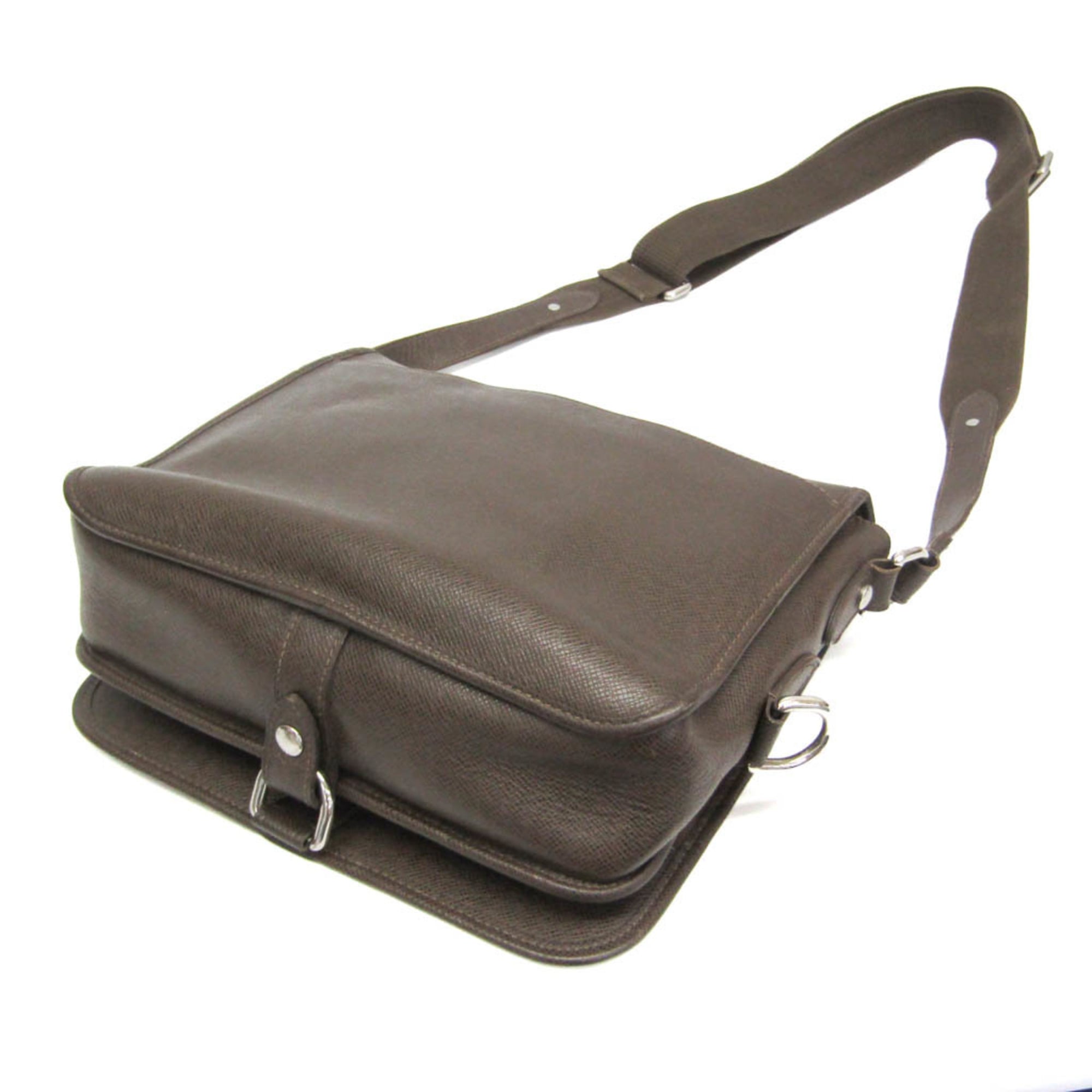 Louis Vuitton Taiga Andrei · Messenger