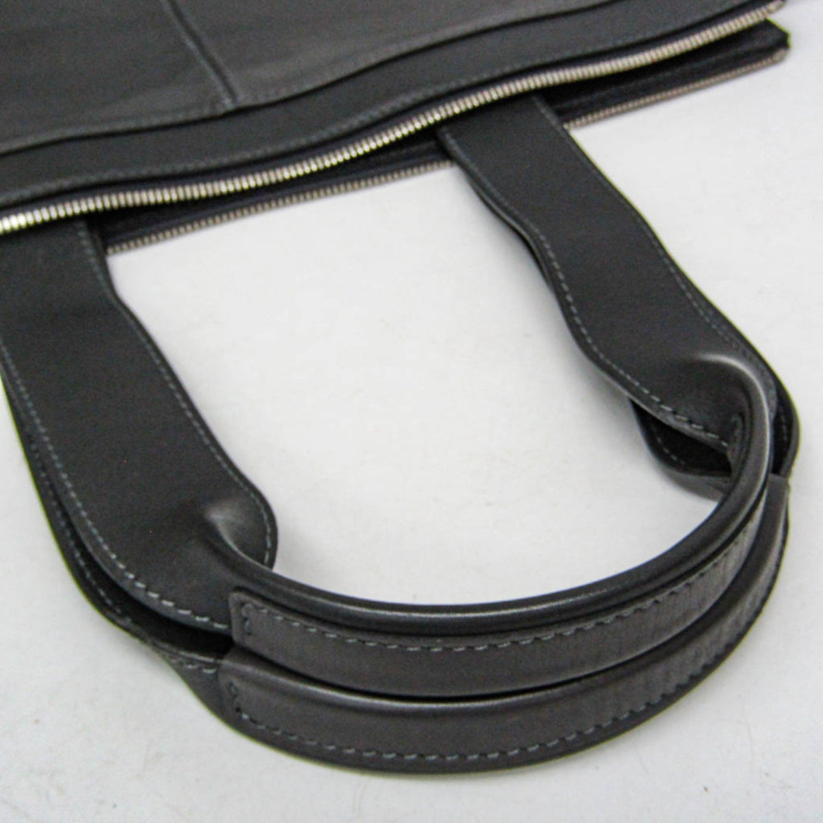 Louis Vuitton V-Line Gaston Move · Calf Leather