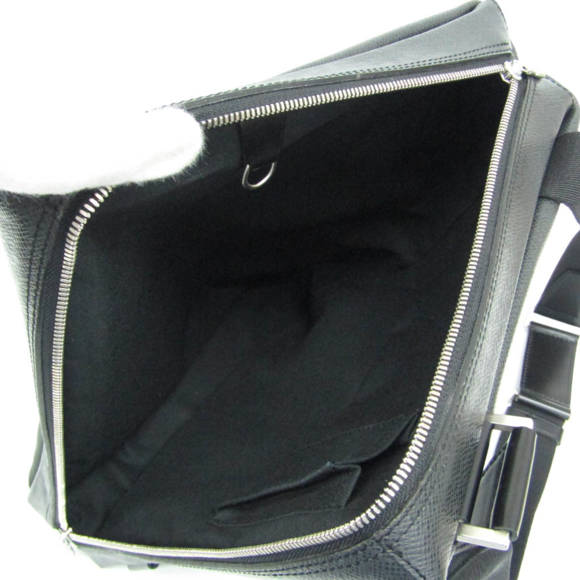 Louis Vuitton Taiga Beluga · Shoulder Bag