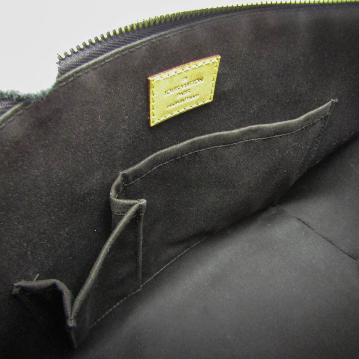Louis Vuitton Bellevue PM · Vernis Amarante