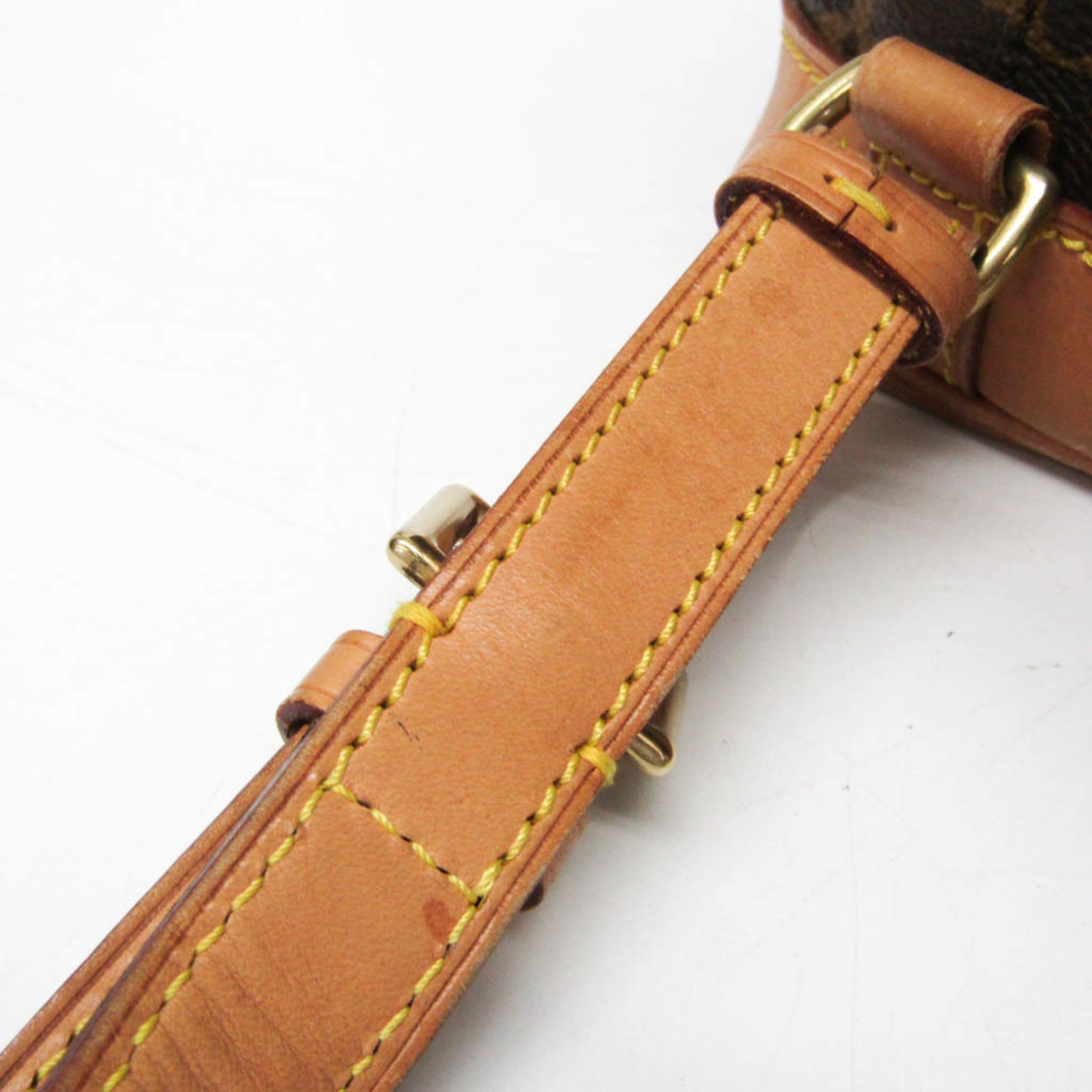 Louis Vuitton Montsouris MM · Monogram