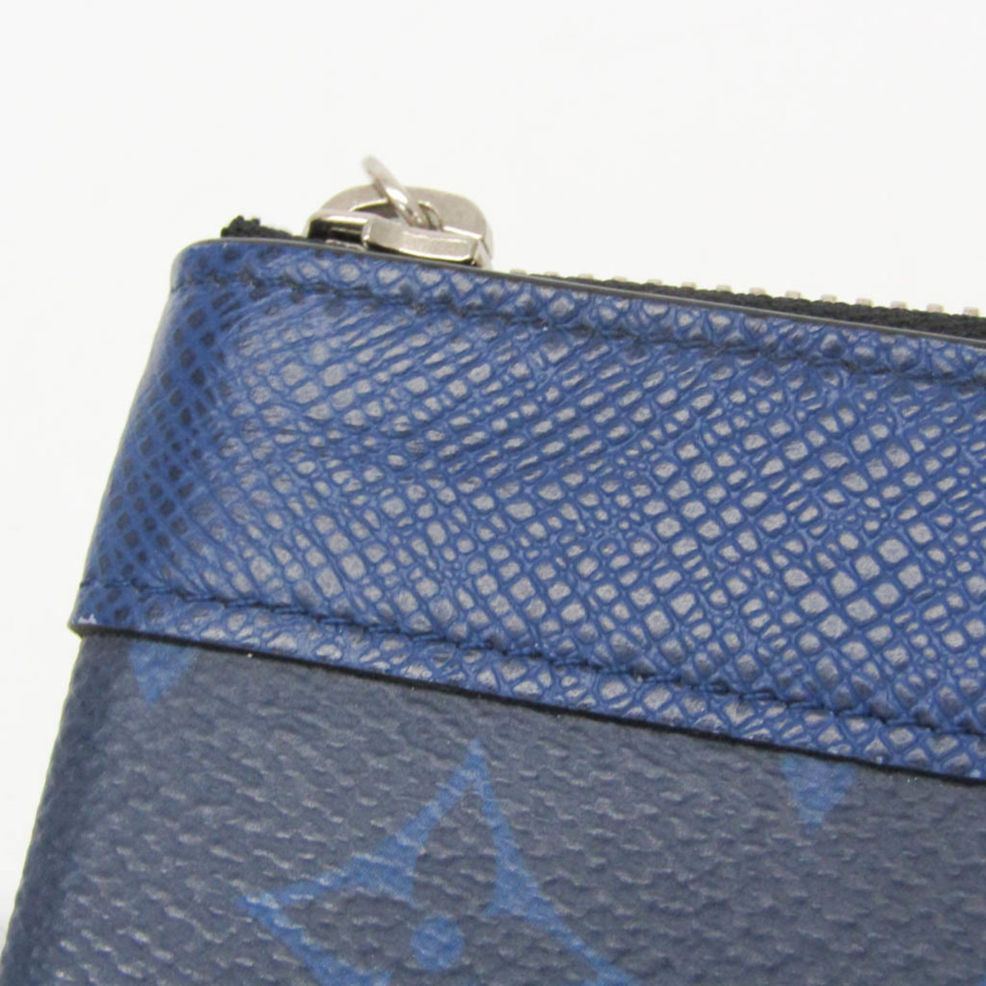 Louis Vuitton Taiga · Pochette Discovery PM