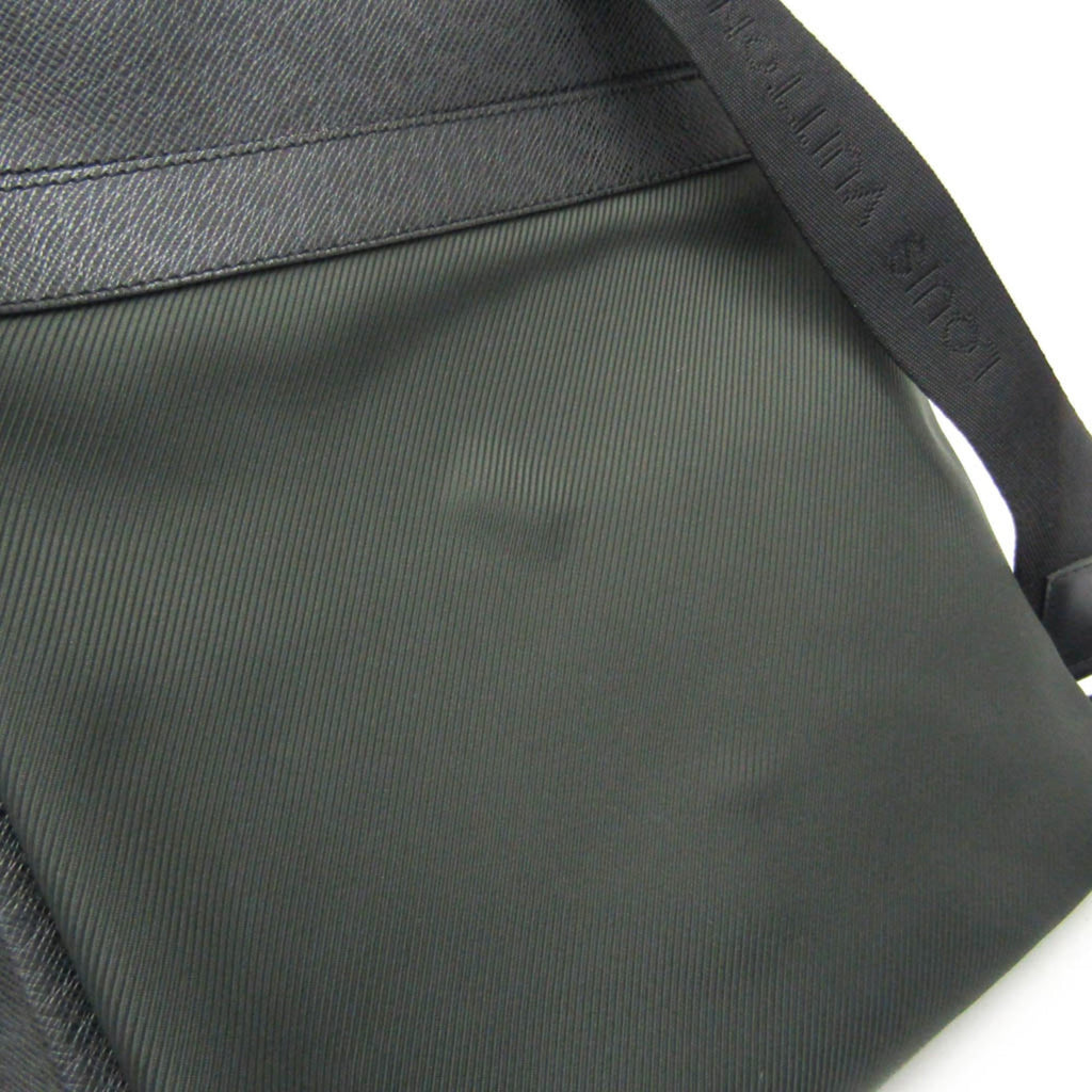 Louis Vuitton Taiga Beluga · Shoulder Bag