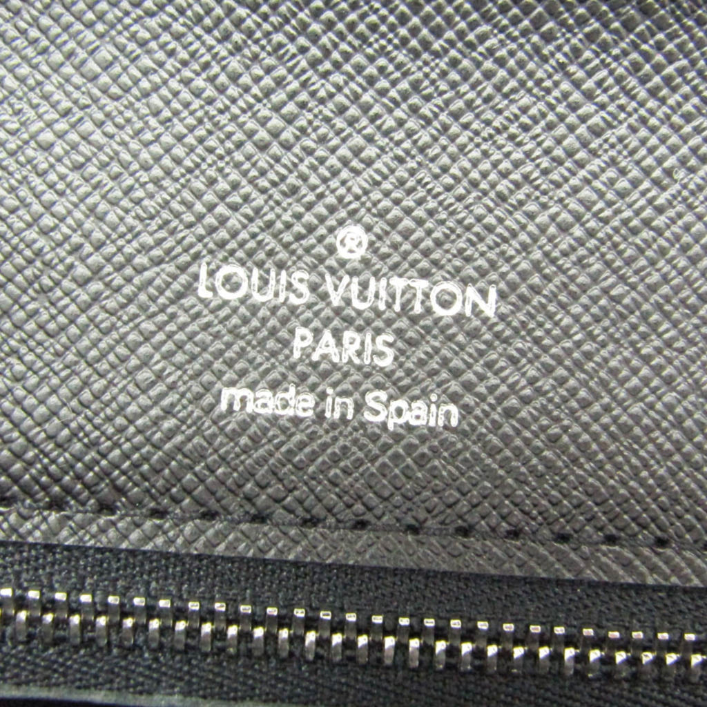 Louis Vuitton Taiga Selenga · Clutch