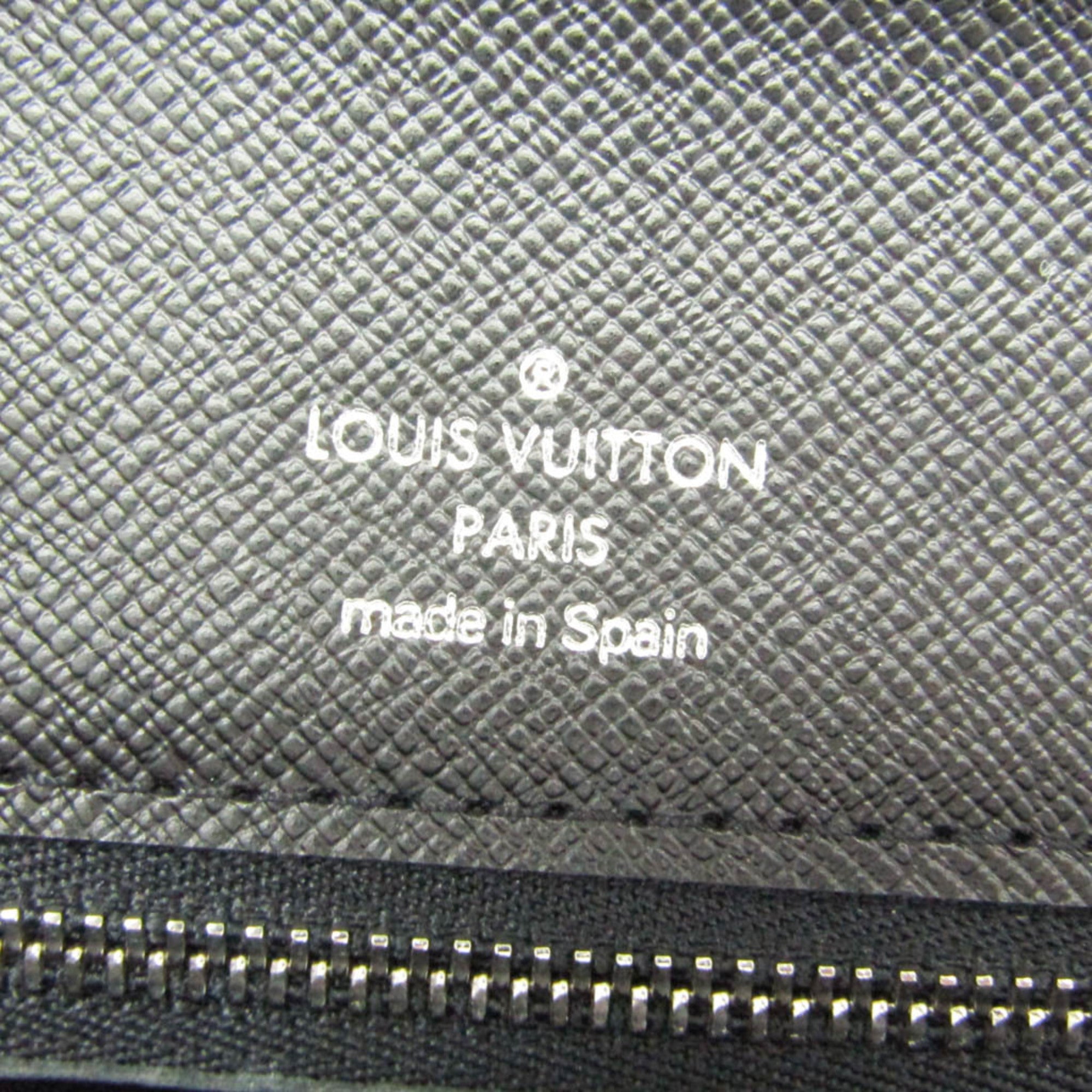 Louis Vuitton Taiga Selenga · Clutch