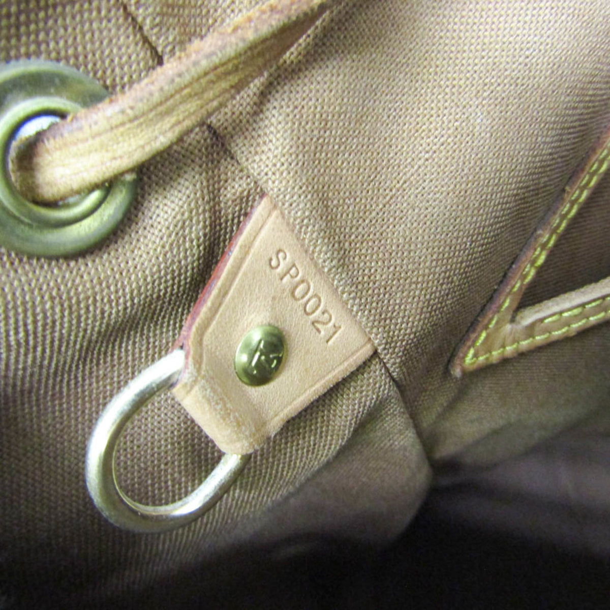 Louis Vuitton Montsouris MM · Monogram