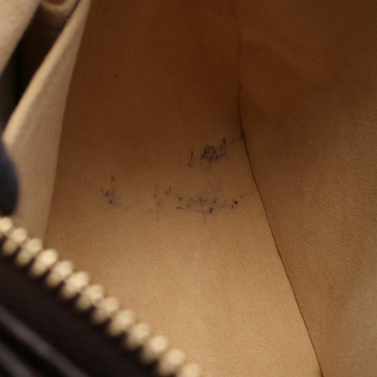 Louis Vuitton Looping MM · Monogram