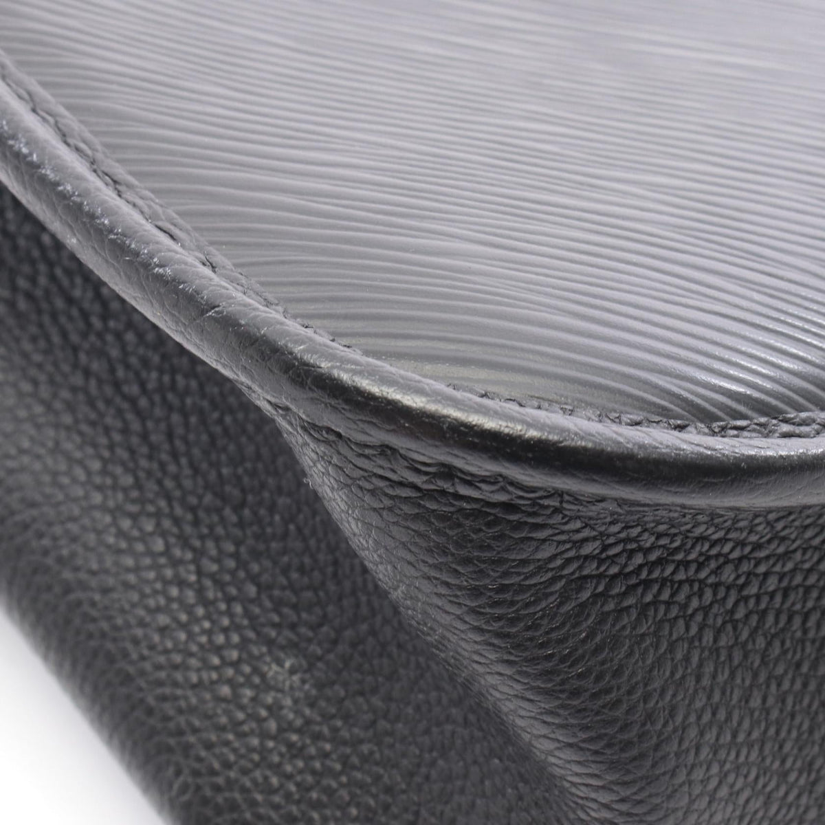 Louis Vuitton Buci NM · Epi Leather