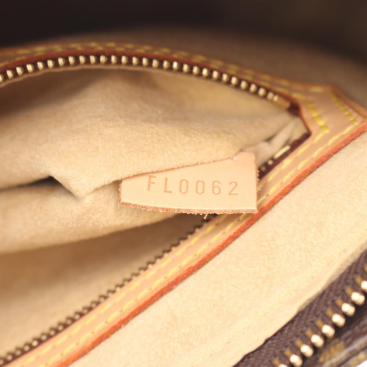 LOUIS VUITTON Looping MM · Monogram Canvas