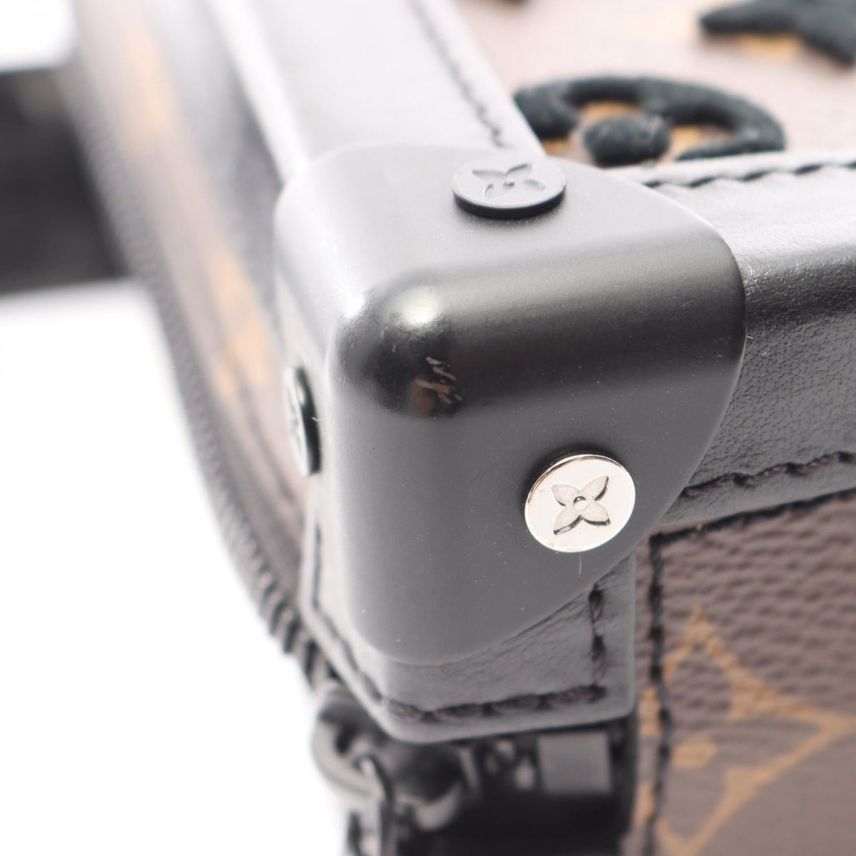 Louis Vuitton Vertical Soft Trunk · Tuftage