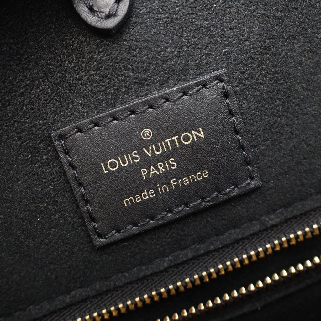 Louis Vuitton Fold Tote MM · Monogram