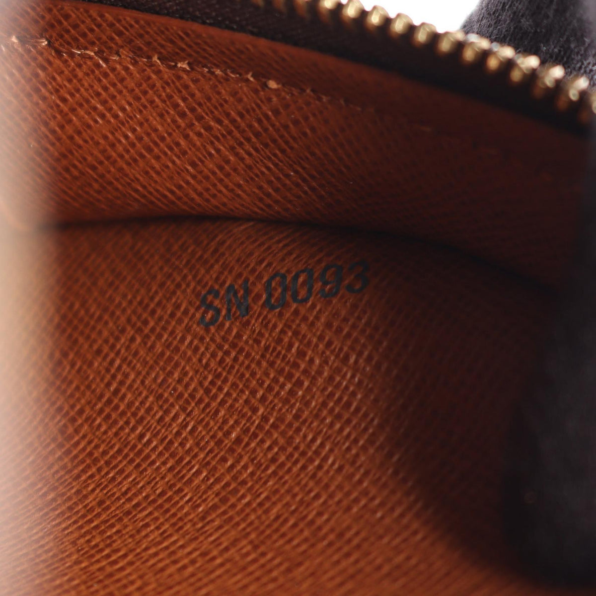 Louis Vuitton Blois · Monogram