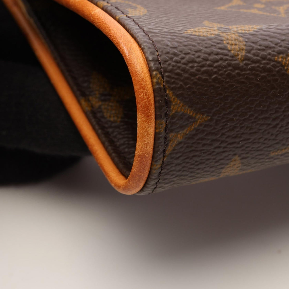 LOUIS VUITTON Pochette Florentine · Monogram