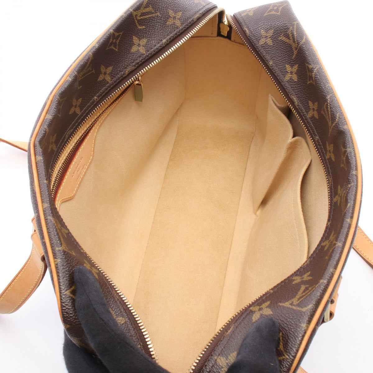 LOUIS VUITTON Cite GM · Monogram