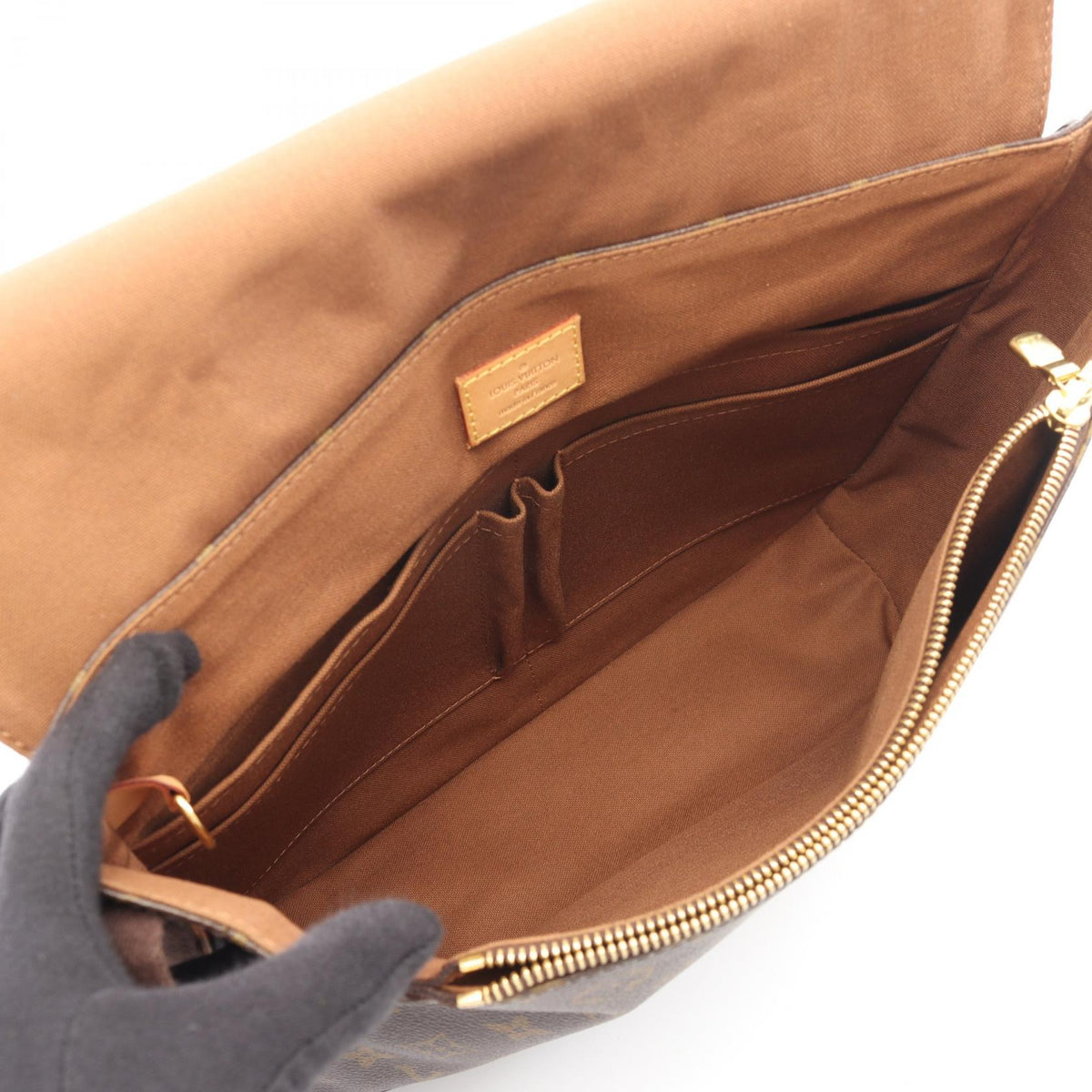 Louis Vuitton Beaubourg MM · Monogram