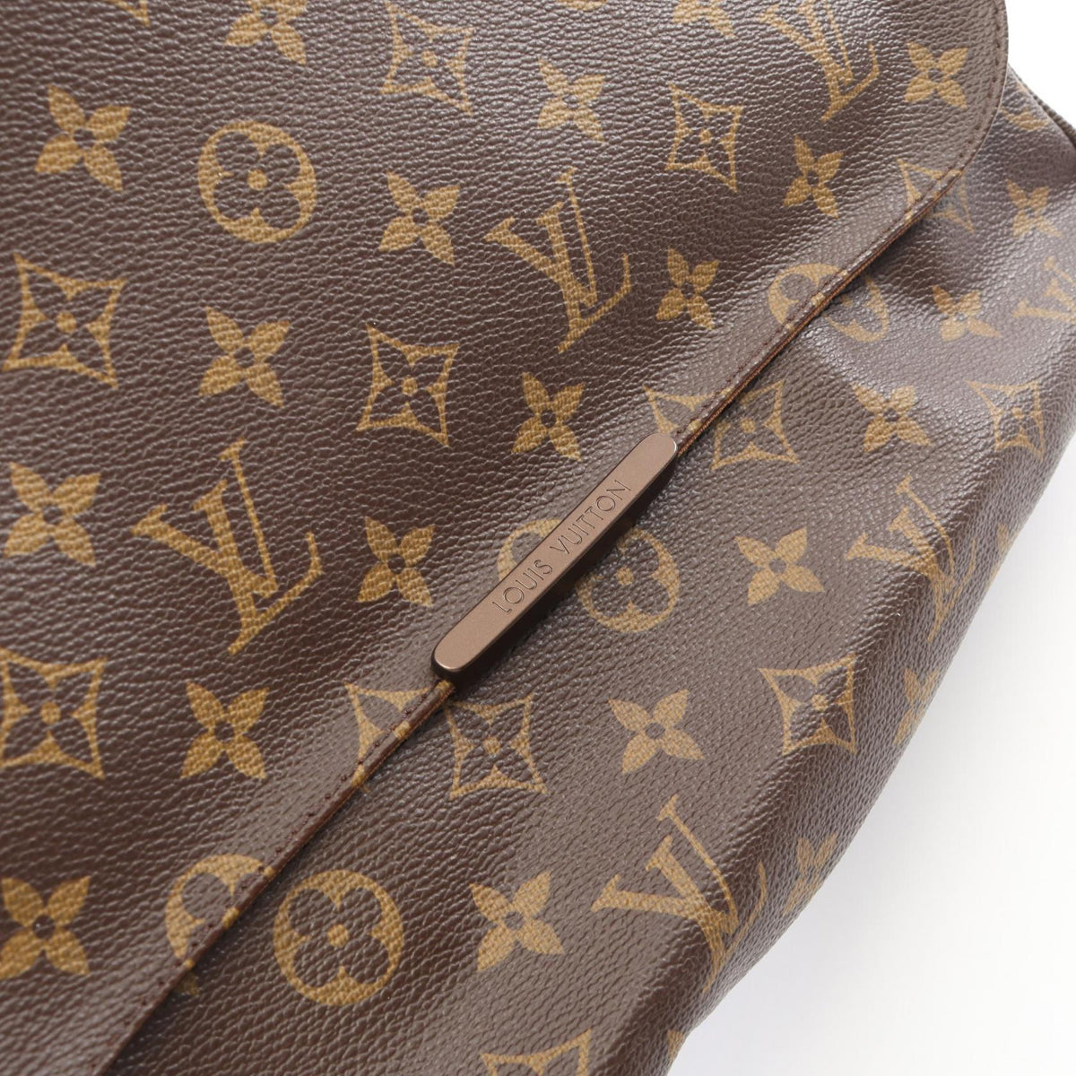 Louis Vuitton Beaubourg MM · Monogram