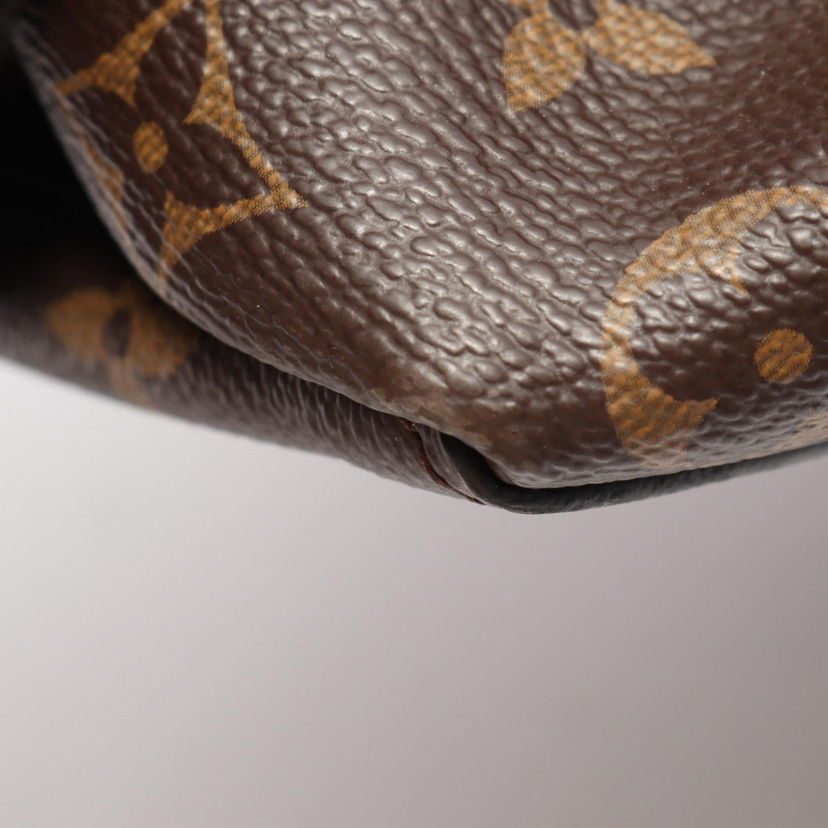 LOUIS VUITTON Rivoli MM · Monogram