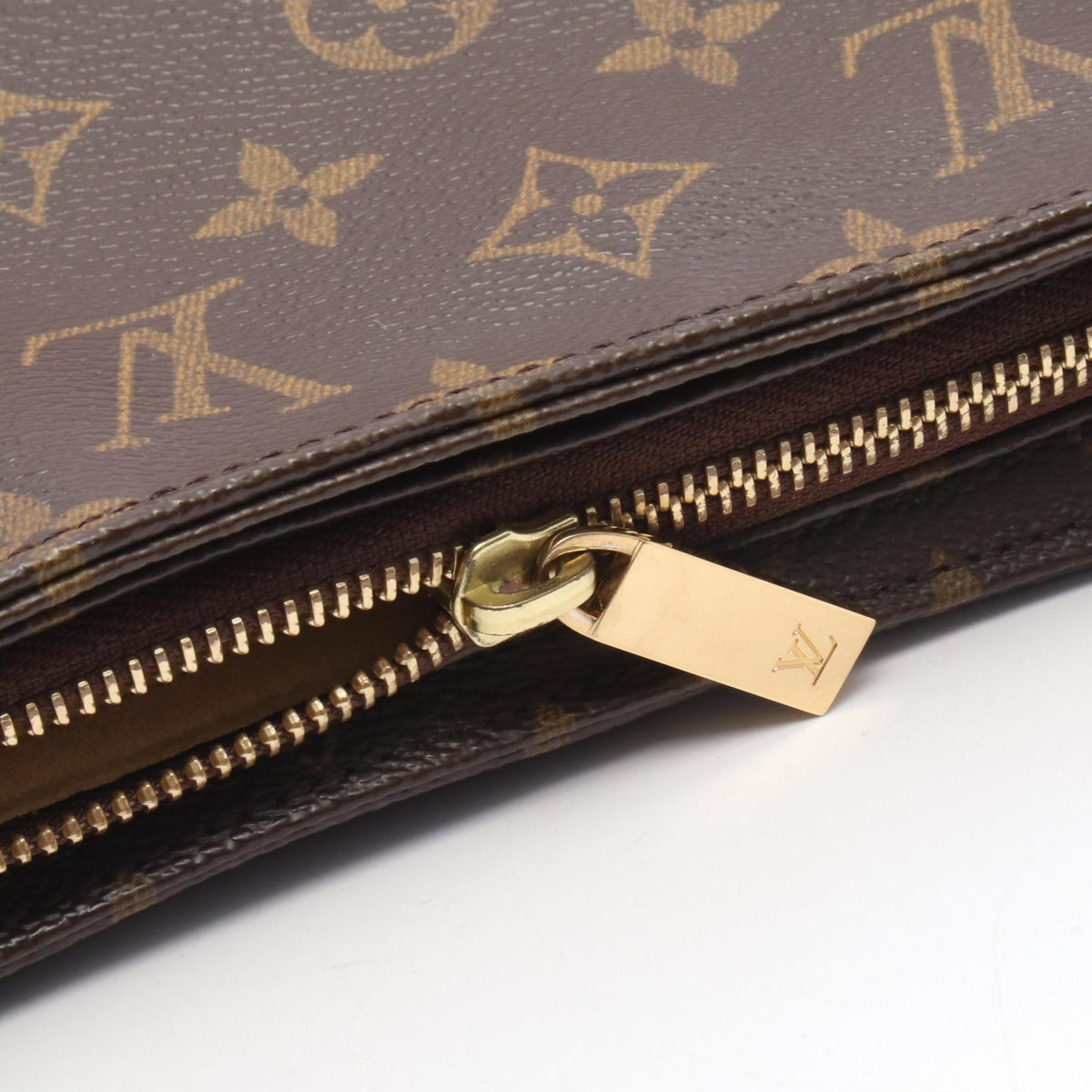 Louis Vuitton Looping MM · Monogram