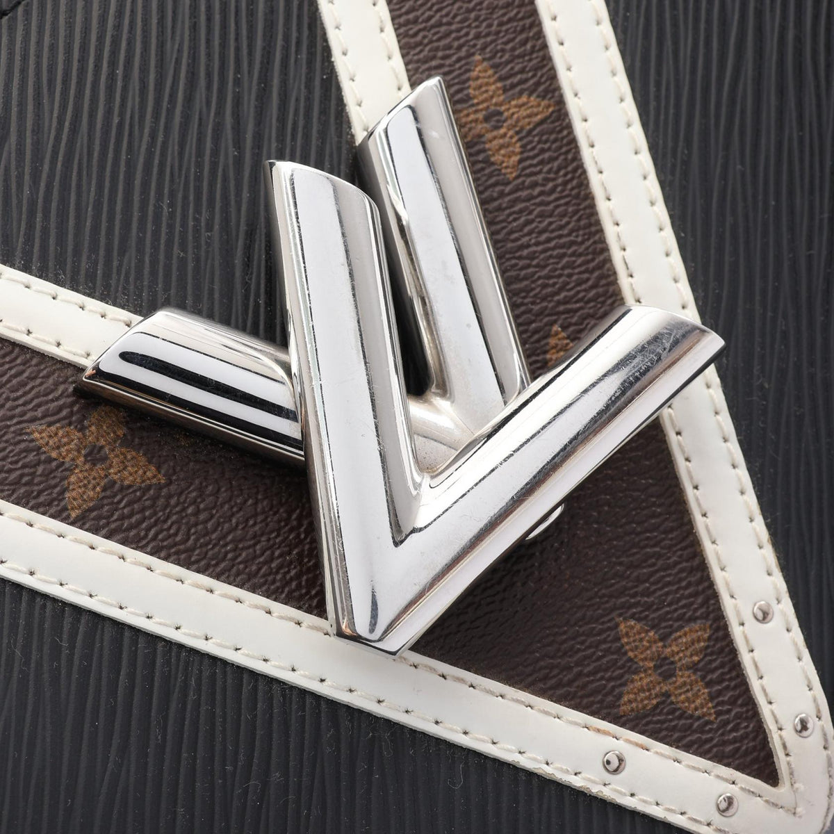 Louis Vuitton Twist MM · Epi Monogram