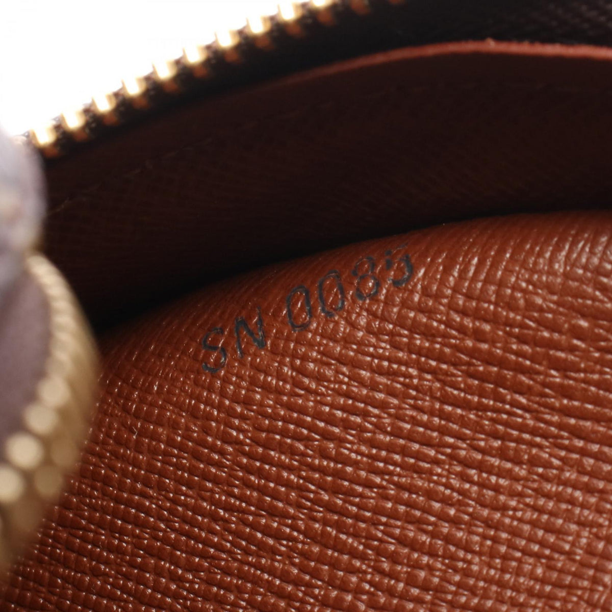 Louis Vuitton Blois · Monogram