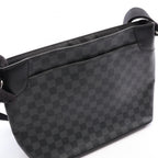 Louis Vuitton District MM · Damier Graphite