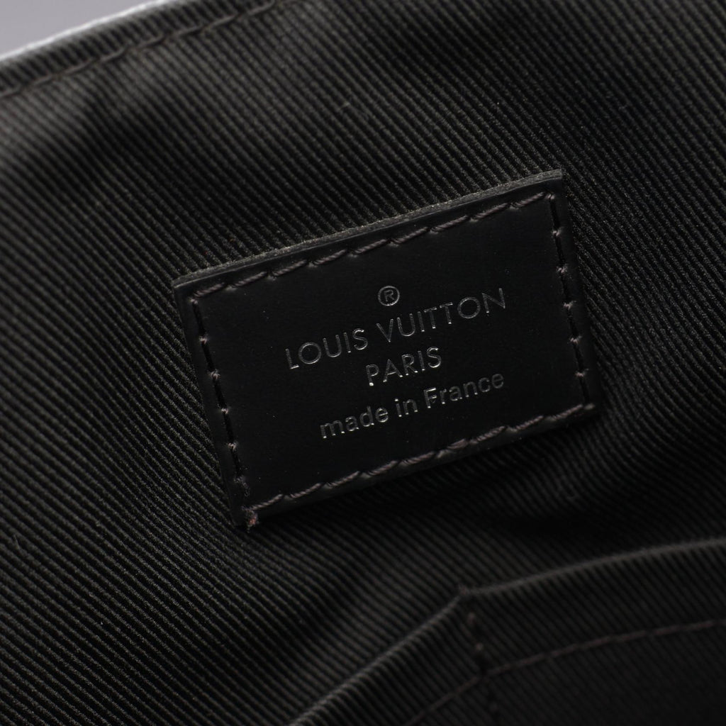 Louis Vuitton District MM · Damier Graphite
