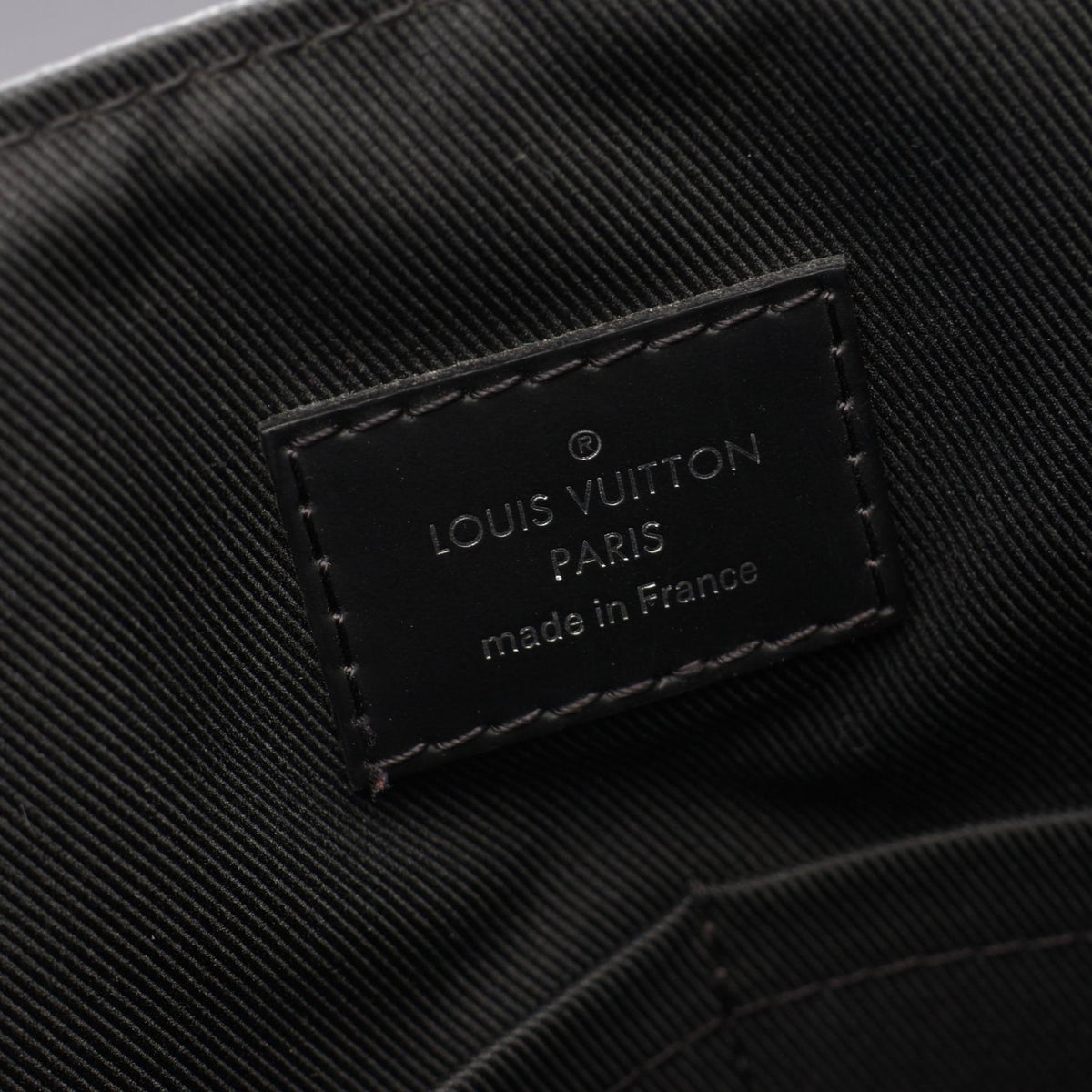 Louis Vuitton District MM · Damier Graphite