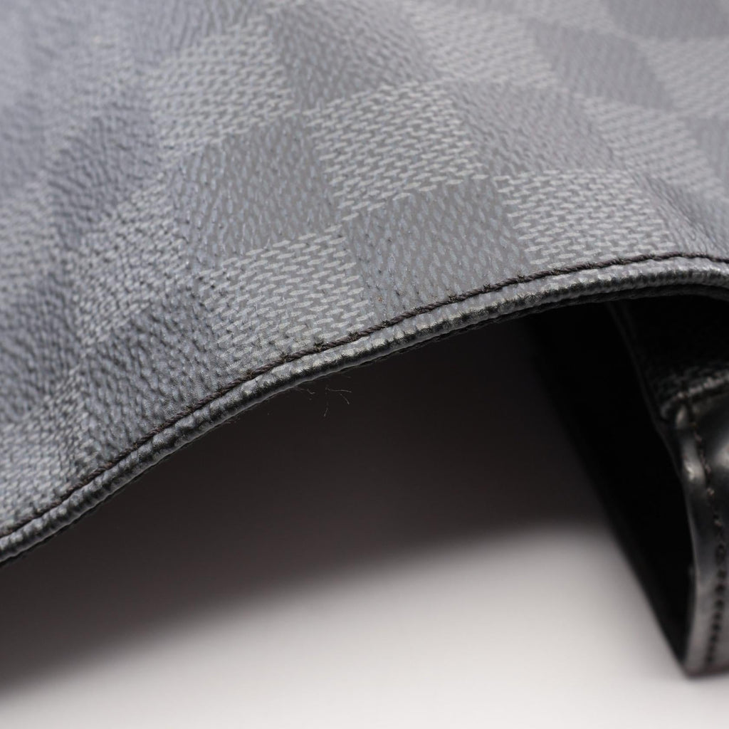 Louis Vuitton District MM · Damier Graphite
