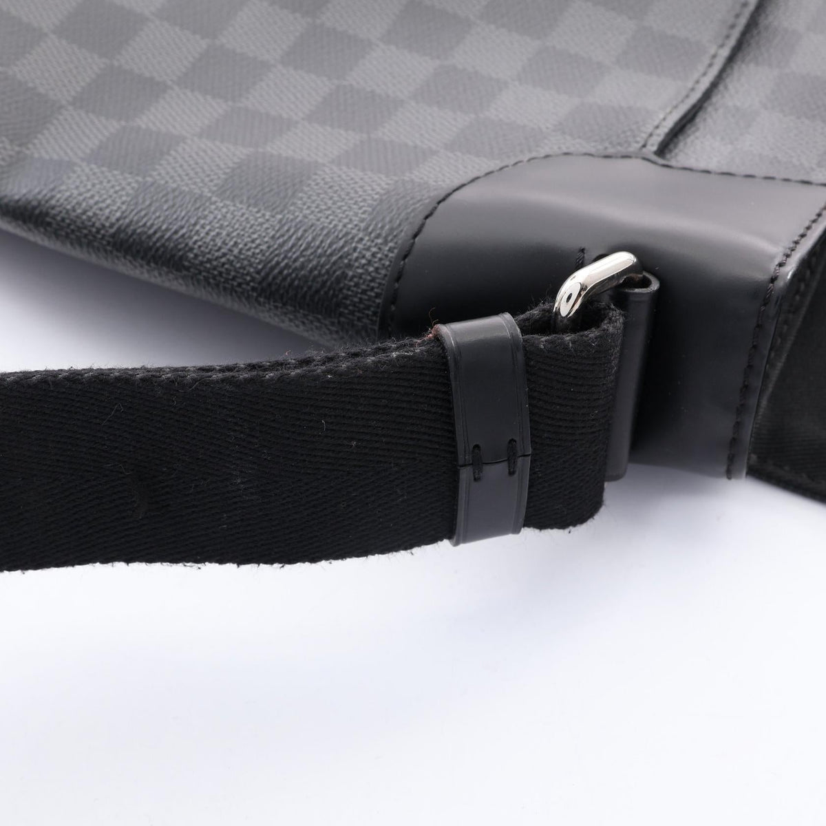 Louis Vuitton District MM · Damier Graphite