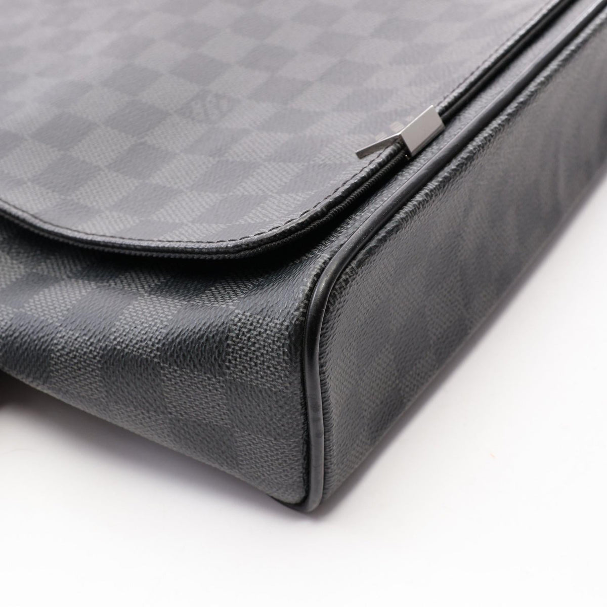 Louis Vuitton District MM · Damier Graphite