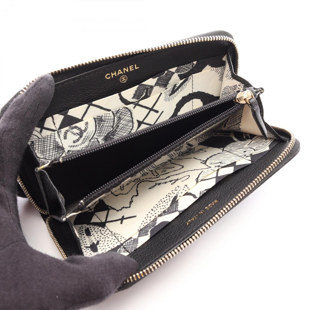 CHANEL CC Logo · Leather Zip Wallet