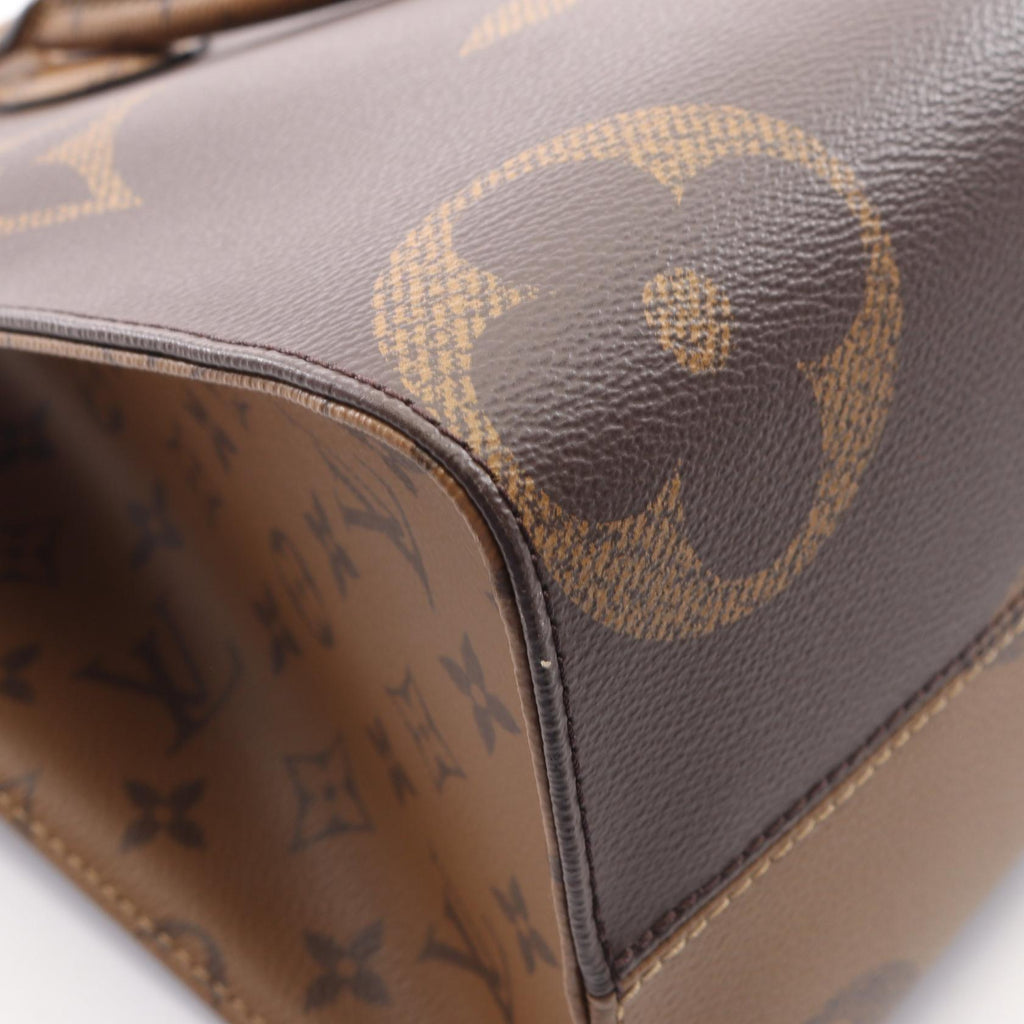 Louis Vuitton On The Go MM · Monogram Giant