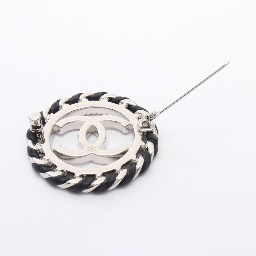 CHANEL CC Circle Brooch · Leather