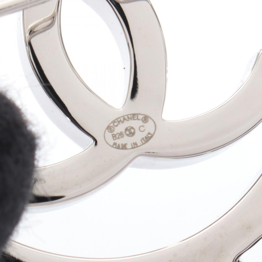 CHANEL CC Circle Brooch · Leather