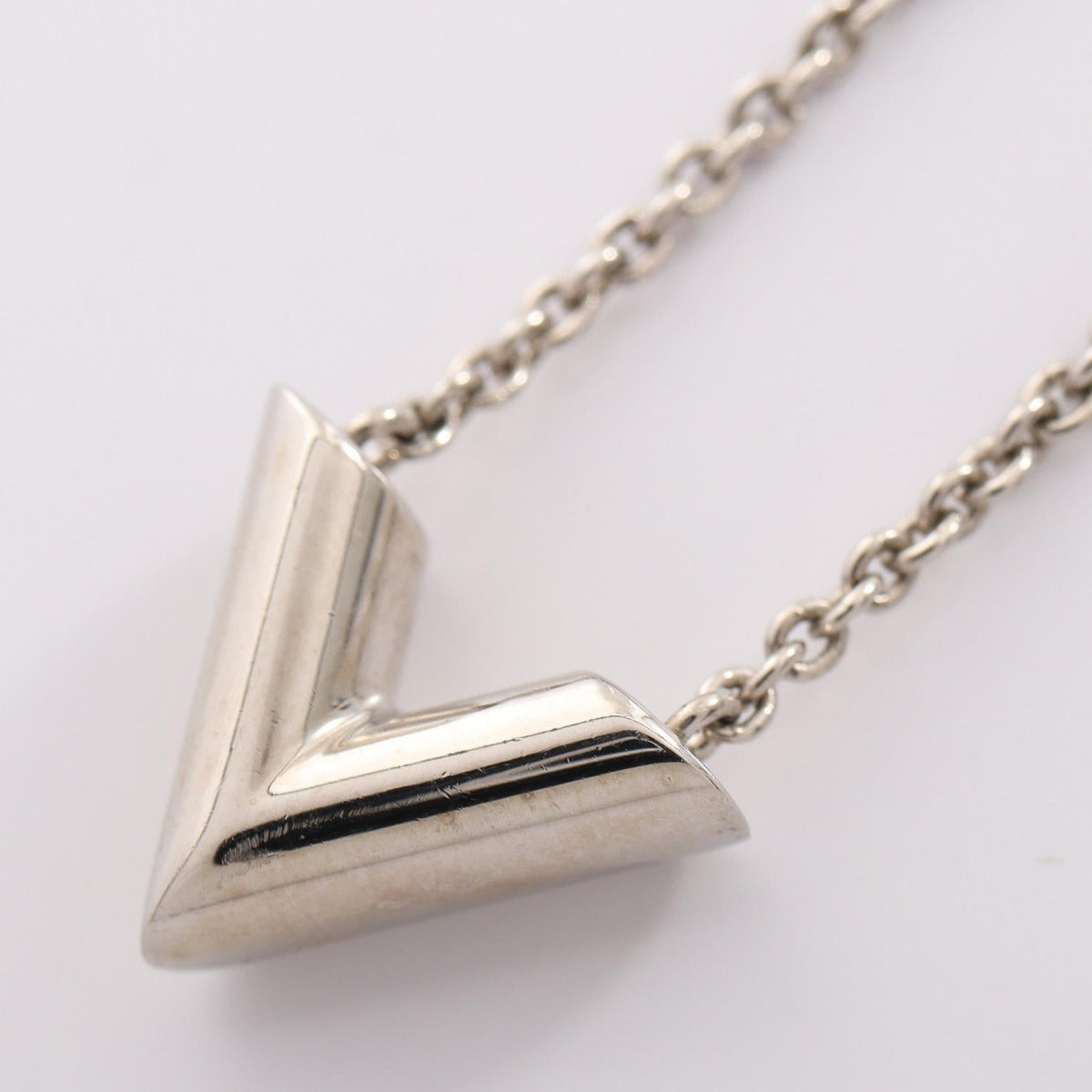 Louis Vuitton Essential V · Necklace