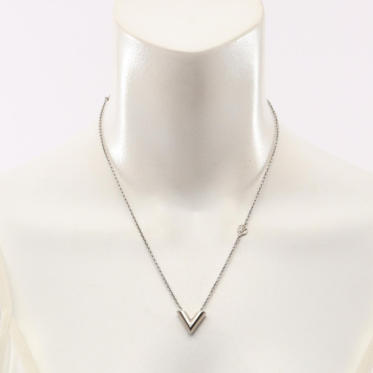 Louis Vuitton Essential V · Necklace