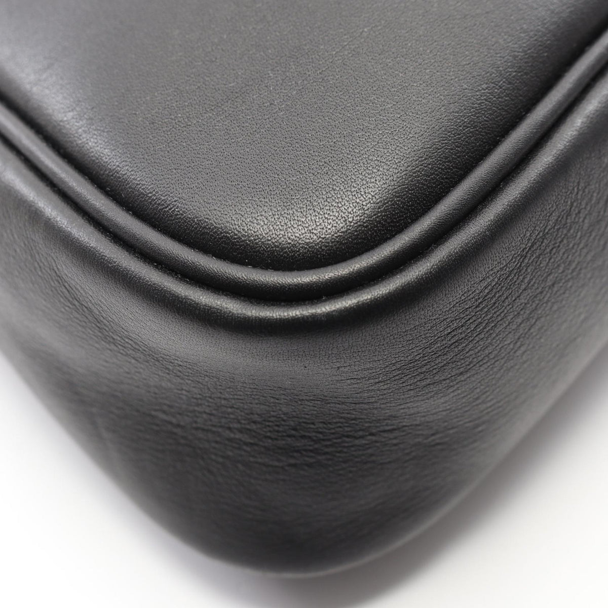 Gucci GG Emblem Medium · Leather