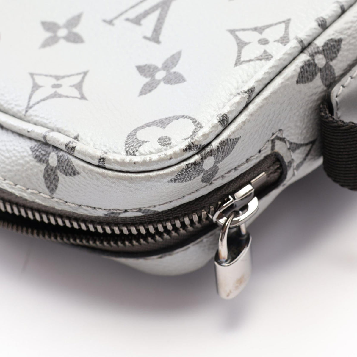 Louis Vuitton Reflect · Monogram Messenger