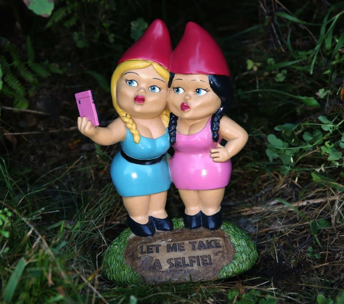 🤳 “Selfie Sisters” Garden Gnome – Hilarious Yard Decor!